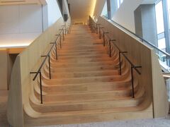ヒルトン長崎の階段。木の階段で、ドラゴンボートのような形の階段。木の香りするかなと思ったけれど、しなかった。