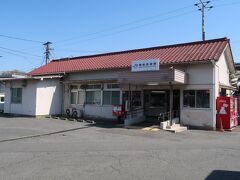 備後赤坂駅



駅本屋
該駅は、大正５年（１９１６年）６月５日開業である。
但し、該駅は水越（みのこし）驛として開業したが、理由は不詳ながら翌々年大正７年（１９１８年）１月１日附を以って現駅名たる備後赤坂に改名した。
該駅本屋は相当改造されているが、大正５年（１９１６年）５月竣工の該駅開業当時の建築物である。
https://www.jr-odekake.net/eki/top?id=0650621