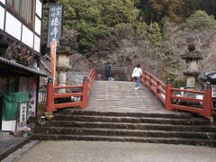 赤い太鼓橋を渡ると室生寺の境内です。