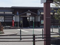 センザキッチンから徒歩で金子みすゞ記念館へ歩いて行ってみることに。
こちら仙崎駅。なんとも味のある駅です。