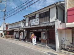 仙崎駅前に伸びるのが金子みすゞロード。
しばらく「昭和」が香る元商店街という道を進んでいくと、ぽつんと記念館があります。周りはほぼ何もありません。
もっと・・・もっと観光地化すればいいのに・・・もったいない。