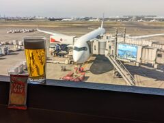 今回の旅行は羽田空港から。
どこかにマイルで伊丹が当たったので、京都の桜を見に行きます。
JAL上級会員ではありませんが、est会員の特典でサクララウンジを利用。
普段は飲まないビールですが、無料の為ここぞとばかりに飲みます。