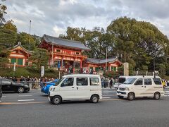 八坂神社到着しました
コロナ中といえども、満開予報が出ている為、かなりの混雑の模様