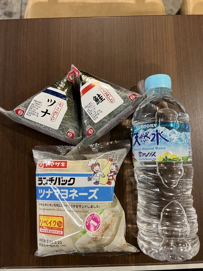 空港での食事楽しみにしてたのになぁ。<br />まさかこんなに閉まっているとは思ってなかった・・<br />日本出国前の貧しい食事。<br />空港で食べるため家でほとんど食べてこなかったんだ。