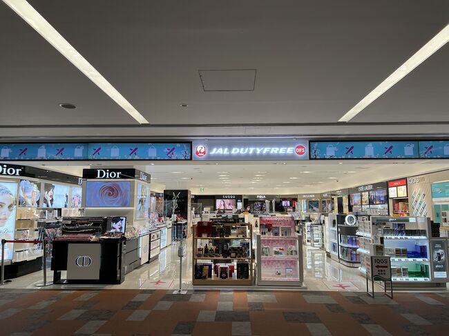 オープンしているお店はほとんどないです。<br />この免税店くらい。あとはみーんなクローズ！<br />すごーくガラーンとしています。<br />そりゃあそうだよね。日本鎖国だもん。