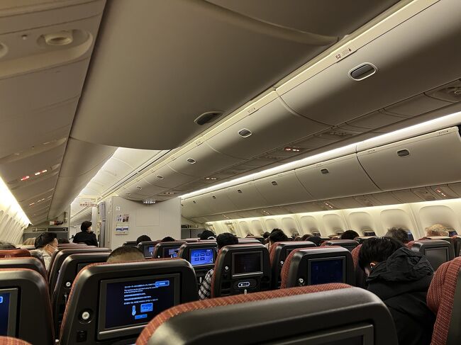 6～7割位埋まっているかな？<br />3社コードシェア便<br /><br />隣は空席。<br />広々使えるぞーー