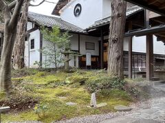 テーブルから見える苔庭。
落ち着きますね。

目の前の蔵が私設美術館です。