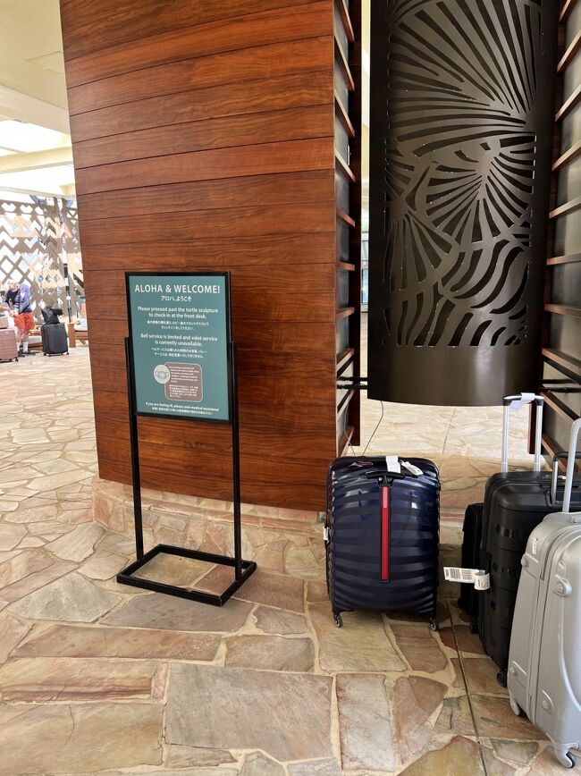 すぐにベルボーイが来てスーツケースの引換券を渡されました。<br />まだ10時前。