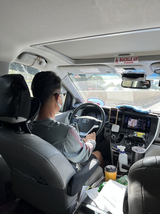 団体出口出て、既にHISのスタッフの方が名前の書いてあるカード持って待っていました。<br />ハワイに来てくれてありがとうとお礼を言われました。<br />みんな日本人が来るの待っているんですよね。<br />そこで必要書類渡され、送迎タクシーすぐ来ますからと。<br />以前は団体のバスでホテル周りながら降ろされたのに。<br />今やHIS利用は私だけ。<br /><br />タクシーはレインボータクシーでした。