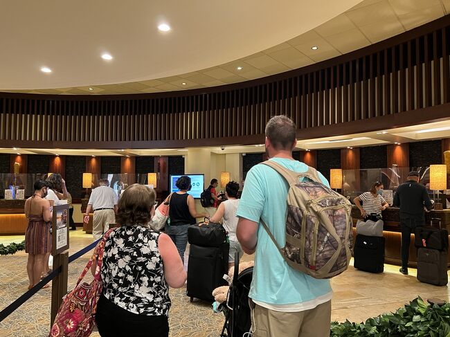 一般のチェックイン並んでいるし、知らんぷりしてマリオットレーンに行っちゃおうかと思ったけど、小心者なので出来ない！<br />チェックイン結構時間かかりました。<br />アサインする部屋探しに時間かかっている模様。<br />途中で英語で何か言われるがチンプンカンプン。<br />私への質問諦めた様子。<br />アーリーチェックインはOKだけ分かりました。