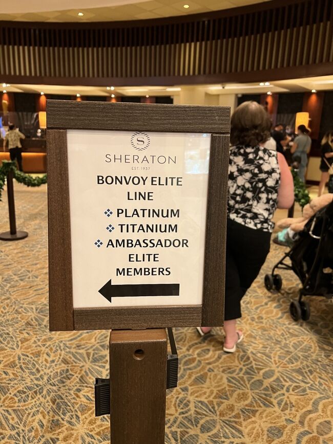 シェラトンワイキキのチェックイン、以前はマリオットヴォンヴォイ専用のカウンターが使えましたが、今はプラチナ以上となっています。<br />ゴールドはもう一般扱い( ；∀；)