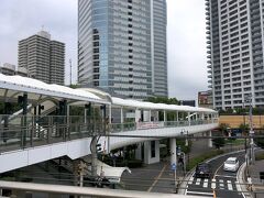 白いデッキからマンション低層部の屋上庭園に渡り、その上を更に西へ。
マンションの向こうにも5F建てのショッピングモール・新川崎スクエアがあります。
