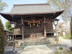 宗像神社拝殿　701年、荒川の氾濫を鎮め、川の交通を守るために九州筑前にある宗像大社の御分霊を祀ったのが始まりとされます。鳥居を潜ると正面に拝殿、その奥に本殿があります。拝殿の左右には多くの境内社があります