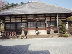 極楽寺本堂　真言宗豊山派の一寺です。山門を入ると、武州寄居七福神の毘沙門天像と弁財天像があります。本堂、歓喜天堂、宝篋印塔、六地蔵、南無大師遍照金剛像等があります