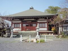 西念寺本堂　浄土宗の一寺、山門を潜ると、右にペットのお墓、左正面に本堂があり、本堂の前に五輪塔があります