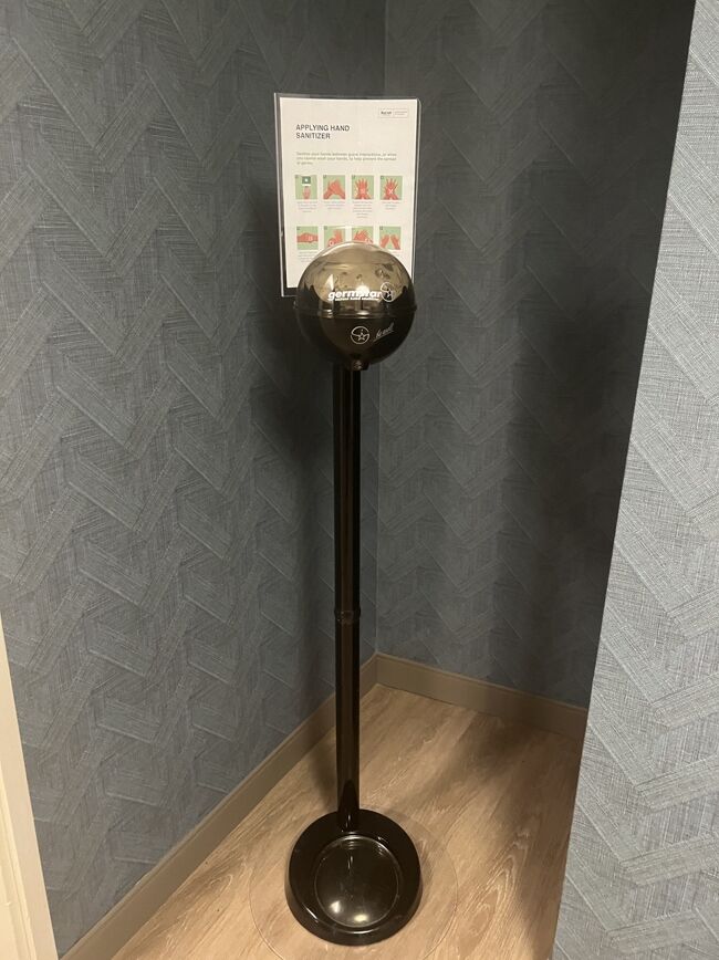 ハンドサニタイザーも設置。