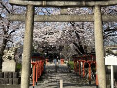 【六孫王神社】
東寺の弘法大師のエリアにある梵鐘の横を抜けると小さな門があり壬生通りに出ます。右手に曲がりJRの線路に向かって進むと八条壬生の交差点の信号があります。交差点の左手斜め前に六孫王神社があります。