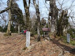 広島県を離れて山口県と島根県の県境上を歩き、寂地山（標高1337m）に登頂。山口県の最高峰。