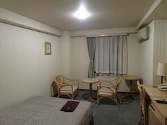 新山口駅の近くのホテルで宿泊。1泊朝食付で4290円。
山口は3回目ですが、泊まるのは初めて。