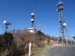 西鳳翩山（標高742m）に登頂。山頂には電波塔が立ち並んでいます。