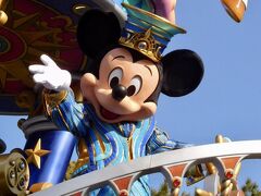 １４：１８

トゥモローランドテラス付近で待つこと１０分ほどで、先頭のミッキーが見えてきました。

コロナ禍で出演者が減り、以前一緒にフロートに乗っていたプルートは乗っていません。