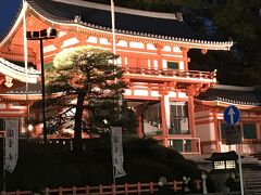 四条の宿に戻り　しばし休憩

夜桜ライトアップに出かけます
八坂神社の西楼門から入ります