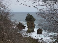かつては陸中海岸国立公園と呼ばれていましたが、東日本大震災後は三陸復興国立公園という名称に。
三陸復興国立公園にある数多い奇岩景観の中にあって最も圧巻と言われる三王岩。高さ50ｍの男岩の左側に23ｍの女岩、右側に太鼓岩（17ｍ）が寄り添い壮観！
