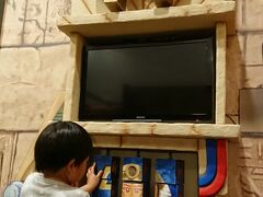 ホテルに戻って宝箱を開けるためクイズに挑戦?
部屋の絨毯にとかげが何匹いるか？
2段ベッドのmapに虫が何匹いるか？
など簡単なもの
答えの数字を4つで鍵を開けるシステム
中にはレゴが2つ入っていました

１月２５日本日もレゴランド！