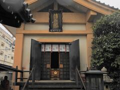 ご本尊は地蔵菩薩立像（重文）。
「聖観音菩薩」（重文）は九州国立博物館に所蔵されているため、写真が安置されています。