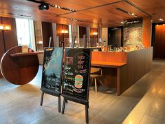 東京・虎ノ門『Andaz Tokyo』1F【BeBu】

ホテル『アンダーズ 東京』にあるカフェ＆バー【ビブ】の写真。

アンダーズ 東京のある虎ノ門ヒルズ1階に位置する
カフェ＆バー BeBu （ビブ）は、本格的な自家製ハンバーガーと
クラフトビールが自慢のカジュアルレストランです。
ランチタイムはもちろん、ハッピーアワーやお仕事帰りの
ディナータイムにはビールやカクテルにぴったりなスモールタパス
などのスナックメニューなども充実。
パーティープランやテイクアウトのご要望にもお応えいたします。