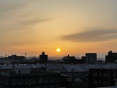 5:40 宿の屋上から見る朝日