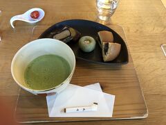 食べ比べセット　抹茶　900円
少しずつ食べられて久しぶりの抹茶
姿勢を正していただきました
試食のトマトが甘～い