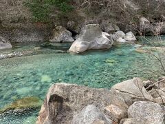 阿寺渓谷の流れです。
川底がきれいに見える澄んだ水です。