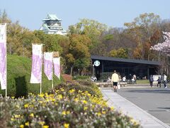 JR森ノ宮駅から、または地下鉄中央線、鶴見緑地線の森ノ宮駅３-B出口から大阪城公園に入るとこの景色が見えます。写真中央に写っているのはスターバックスコーヒー大阪城公園森ノ宮店です。