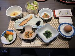 ２日目の朝の宿の朝食

ご飯とみそ汁以外冷たかった

ちょっと残念