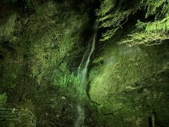 そして少し歩いて琵琶の滝。
こちらもライトアップ。