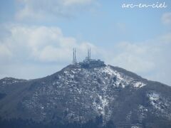 遠くに見える函館山には、まだ残雪がありました。