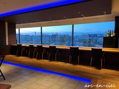 2日目の夕食は、Wine&Sushi会席「Blue Seasons」で。
ステキなカウンター席もありますが、