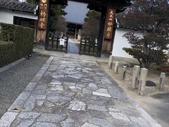 報恩寺を後にして、さらに北に向かって歩いて行くと、このあたりにはお寺が多い。

こちらは日蓮宗・妙顕寺で、総門は重要文化財に指定されています。