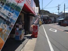 次は萬坊呼子朝市通り店を訪問しました。萬坊は唐津市に本社を置く水産物加工食品の製造・販売と活魚料理・飲食店経営をしているお店です。佐賀だけではなく、大阪にも店舗を展開しています。また、イカシュウマイ発祥のお店でもあります。（萬坊参照）