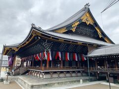 4/3(日)、母を京都駅まで迎えに行きました。　ちなみに、母が滋賀を訪れるのは4回目になります!　今回は2泊3日のうち、2日間は雨予報なのですが、それでも何とか楽しんでもらえるように色々と計画しました。

まずは京都駅から歩いて7-8分ほどの東本願寺へ。　キャリーケース持参なので、そこまでスタスタ歩けない感じですね。

東本願寺は、もっと桜の木がたくさんあるイメージでしたけど、そこまでなかったのが意外でした。　私は1月の京都旅行の時にも朝、軽く参拝しましたけど、その際はまだ早朝で、御影堂や阿弥陀堂など、建物の内部の見学は出来なかったので、今回は貴重な建造物の見学も出来て良かったです。　