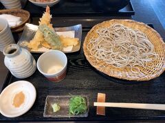 この日のお昼ご飯は、前回の京都旅行の時にも食べて、とても美味しかったお蕎麦屋さんを母にも紹介したくて、五条駅まで歩いて"蕎麦の実 よしむら"へ。　ちょうどお昼時だったからか、20分ほど外で並んで待ちましたけど、待つ甲斐のあった美味しいお蕎麦を今回も頂く事が出来ました。　サクサクの天ぷらにつける、このお塩がまた美味しいのよねー!