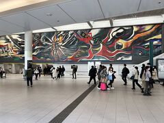 渋谷で
岡本太郎の「明日の神話」の前をまた通る

1954年のアメリカのビキニ環礁での水素爆弾の実験で被曝した第五福竜丸の事件をテーマにした作品

秘書であり養女の岡本太郎を支えた岡本敏子の貢献でこの作品はメキシコから日本に戻り、修復されている

渋谷に設置されたのは敏子が亡くなったあとだった