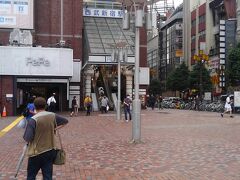 西武新宿駅。新宿駅からは少し離れています。とはいえ靖国通りを挟んですぐ近く。