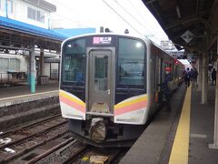 直江津駅に一番乗りしたへけけさまと私、Akr。