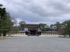 京都御所にも足を伸ばしたいと思います。
現在、京都御所は事前申し込み不要の通年公開なので、受付を済ませ見学したいと思います。