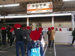  金山駅にやってきました。平日の朝なので混雑しています。