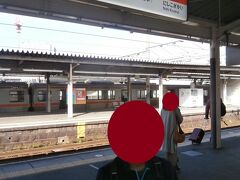  刈谷駅までは混雑していましたが、その後は着席することができました。豊橋駅で掛川行きに乗り換えます。