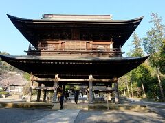 円覚寺の立派な山門．　

夏目漱石の「門」の舞台とされる．
夏目漱石は明治27年12月～1月にかけて円覚寺に参禅した．
