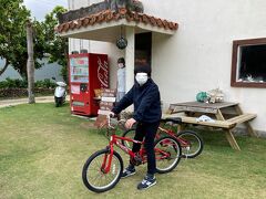 黒島はレンタサイクルで巡ります。パパは久しぶりの自転車。うまく乗れるかちょっと心配(笑)　お店の方のおすすめを聞いて出発です。